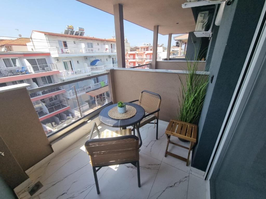 Balcon cu masa mica si doua scaune