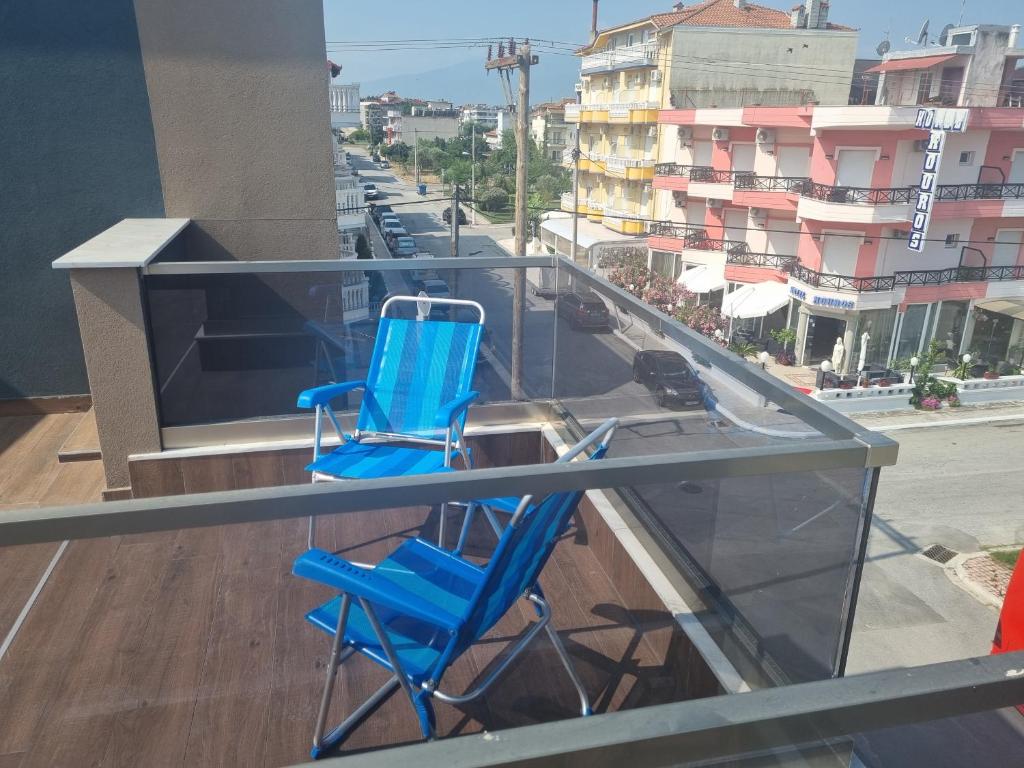 Balcon cu scaune albastre si vedere spre strada