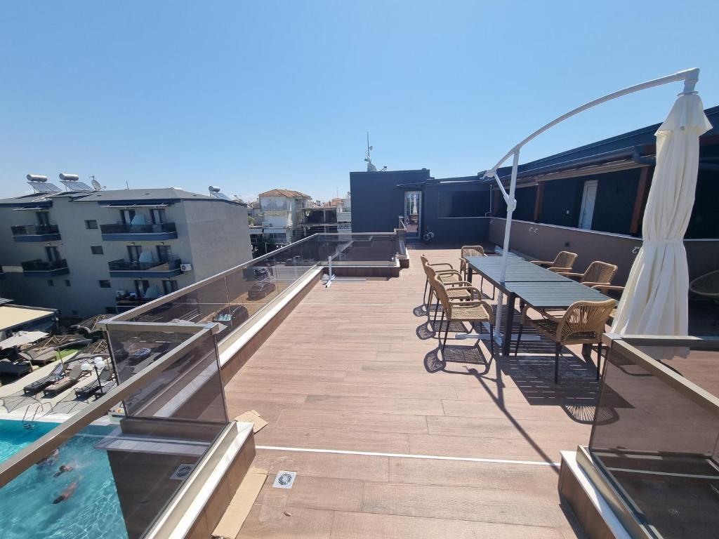 Terasa mare a proprietatii, cu vedere deschisa
